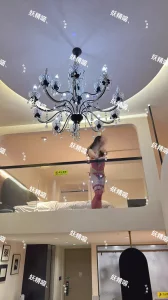 一个单身男子带我去阁楼，在 Creampie 餐厅和我发生性关系。